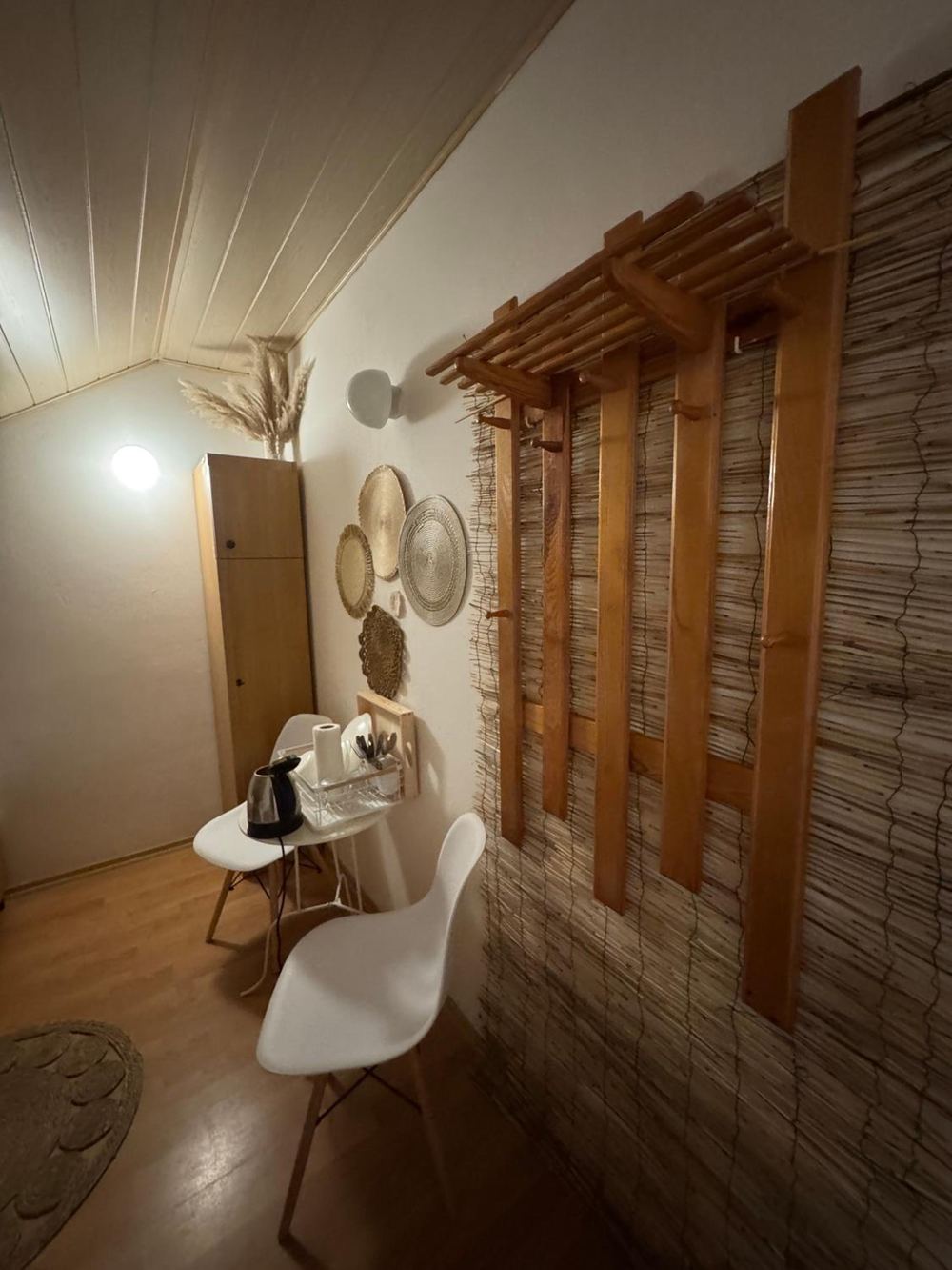 Hol w stylu boho z drewnianą ścianą